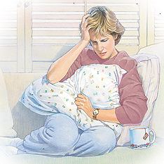 Mujer sentada acurrucada con la almohada, sosteniendo la cabeza y mirando angustiado. Mujer sentada acurrucada con la almohada, sosteniendo la cabeza y mirando angustiado.