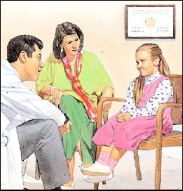 Niña sentada en la silla hablando con un proveedor de salud médica. La mujer está mirando en. Niña sentada en la silla hablando con un proveedor de salud médica. La mujer está mirando en.