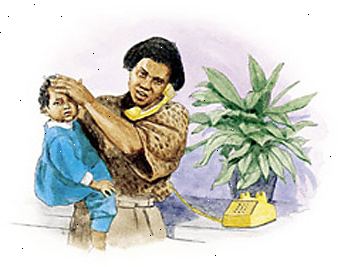 Mujer en el teléfono holding muchacha del niño y de la mano a la frente de la niña. Mujer en el teléfono holding muchacha del niño y de la mano a la frente de la niña.