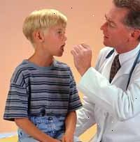 Fotografía de un médico examinando a un niño Fotografía de un médico examinando a un niño