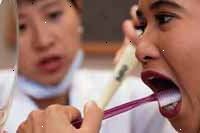 Imagen de un dentista enseñandole a una niña en las técnicas de cepillado adecuadas Imagen de un dentista enseñandole a una niña en las técnicas de cepillado adecuadas