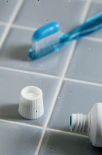 Imagen de un cepillo de dientes y un tubo de pasta de dientes Imagen de un cepillo de dientes y un tubo de pasta de dientes