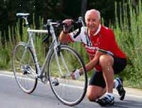 Imagen de un anciano ajustando la llanta de su bicicleta Imagen de un anciano ajustando la llanta de su bicicleta