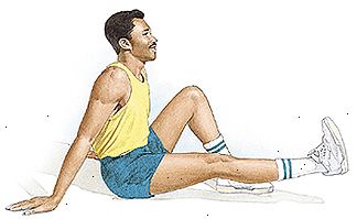 El hombre sentado en el suelo con una rodilla doblada y el pie plano en el suelo. La otra pierna se levanta recto y parte del piso. El hombre sentado en el suelo con una rodilla doblada y el pie plano en el suelo. La otra pierna se levanta recto y parte del piso.