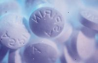 Foto de varias pastillas de color etiquetada aspirina Foto de varias pastillas de color etiquetada aspirina