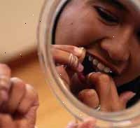 Imagen de chica joven usando la seda dental Imagen de chica joven usando la seda dental
