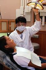 Fotografía de una niña pequeña durante una visita a su dentista Fotografía de una niña pequeña durante una visita a su dentista