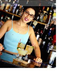 Mujer con cócteles