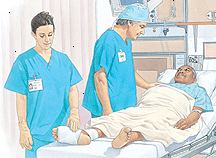 Hombre en la cama del hospital con el aderezo a pie. Proveedor de atención médica le está hablando. Otro profesional de la salud está comprobando vestir a pie. Hombre en la cama del hospital con el aderezo a pie. Proveedor de atención médica le está hablando. Otro profesional de la salud está comprobando vestir a pie.