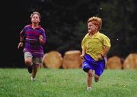 Fotografía de dos niños corriendo Fotografía de dos niños corriendo