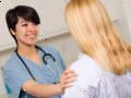 Mujer que habla con su médico
