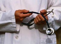 Fotografía de un médico con un estetoscopio Fotografía de un médico con un estetoscopio
