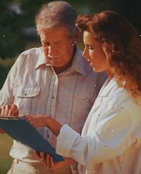 Fotografía de un médico revisando un historial con un paciente