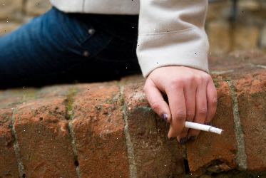 Mujer que sostiene el cigarrillo