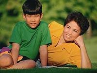 Fotografía de una madre y su hijo joven, sonriente