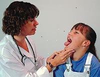 Fotografía de una médico examinando a una joven Fotografía de una médico examinando a una joven