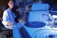 Imagen de un patólogo de la mujer en un laboratorio