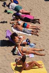 90 por ciento de todos los melanomas se relaciona con el tiempo en el sol. 90 por ciento de todos los melanomas se relaciona con el tiempo en el sol.