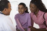 Foto de una madre y su hija hablando con un médico Foto de una madre y su hija hablando con un médico