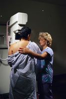 Imagen de la mujer de mediana edad se haga una mamografía Imagen de la mujer de mediana edad se haga una mamografía